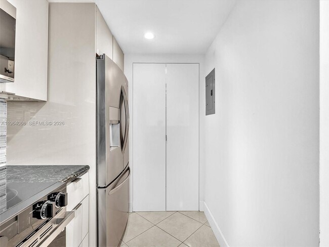 Building Photo - 650 West Ave