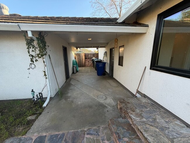 Building Photo - 3 Bed / 1.5 Bath | Thornwood Terrace Home Available Now