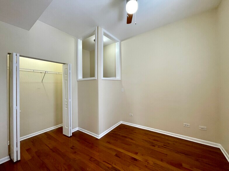 Building Photo - 2028 N Hamlin Ave