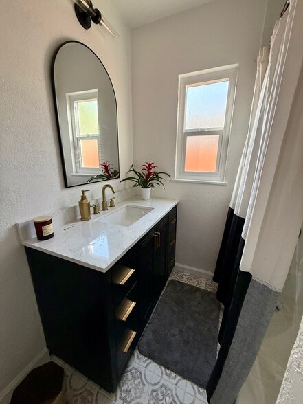 Building Photo - 4196 N Mountain View Ave