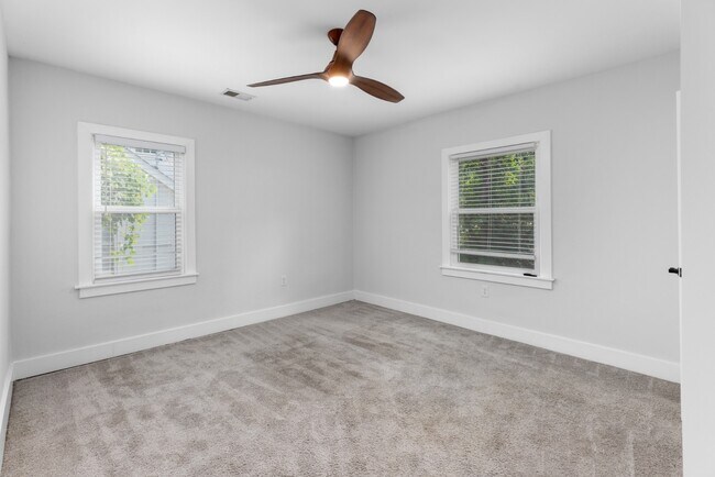 Building Photo - 453 Erin Ave SW