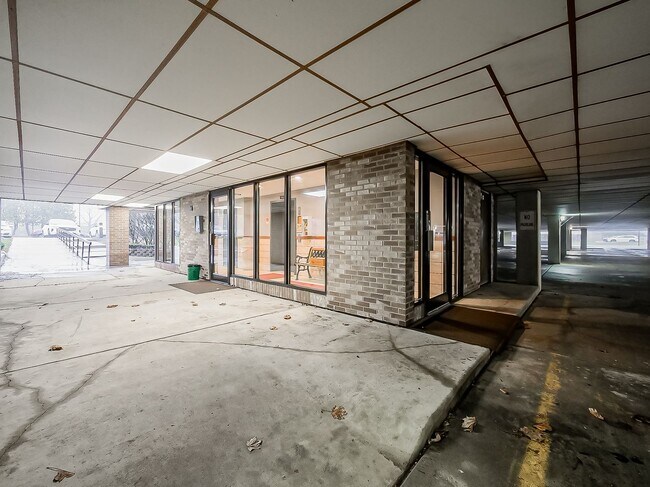 Building Photo - AVAILABLE NOW! Inviting 2-Bedroom, 2-Bath Condo in a Convenient Farmington Hills Community