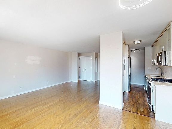 Building Photo - 2925 W 5th St