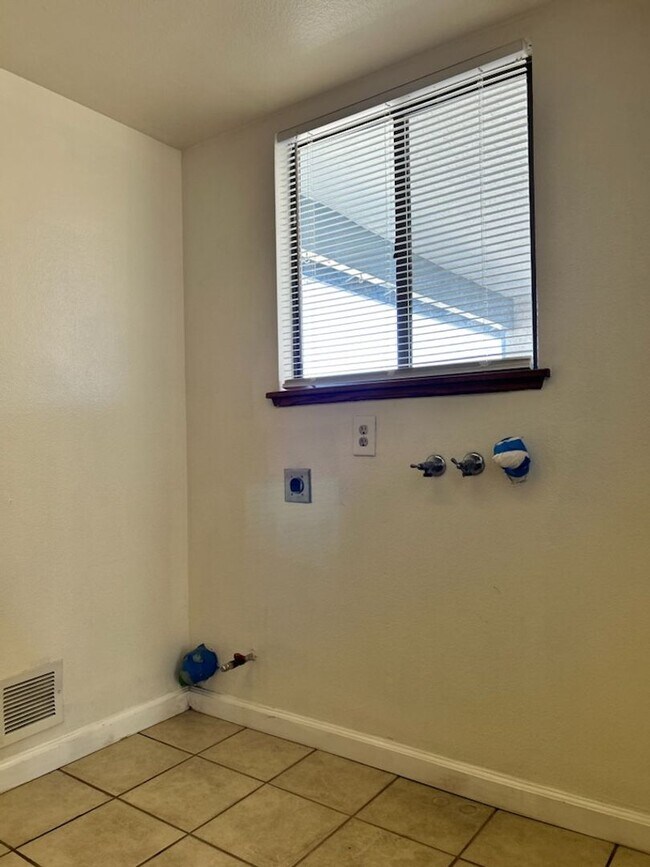 Building Photo - PLEASE CONTACT VAUGHN REALTY TO SET UP AN APPOINTMENT (760)446-6561