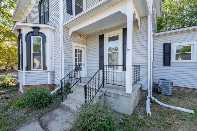 Building Photo - 150 N Oak St