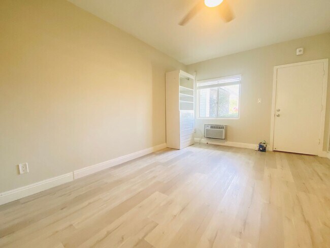 Building Photo - STUDIO APARTMENT AVAILABLE IN THE HEART OF...