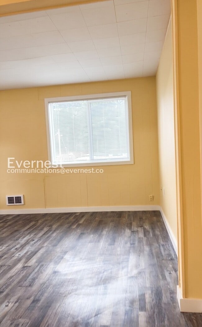 Building Photo - 2-Bed/1-Bath Town Home/ Available Now!