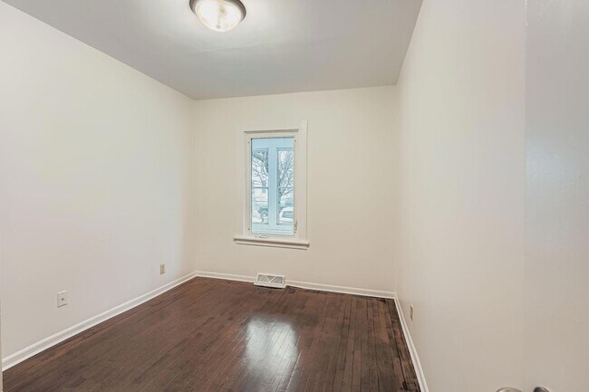 Building Photo - 475 Lawson Ave W