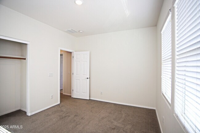 Building Photo - 1090 W Caroline Ln