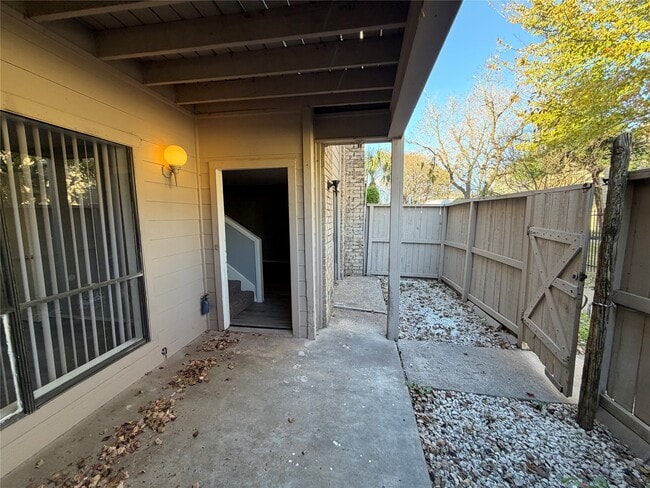 Building Photo - 9461 Pagewood Ln