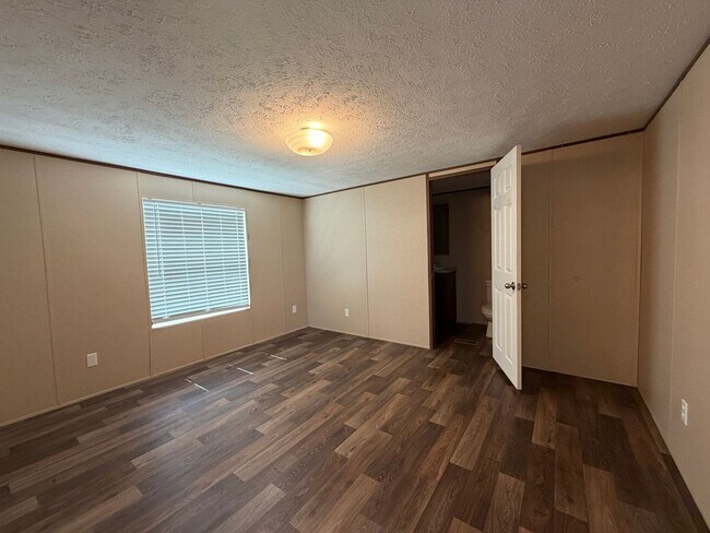 Building Photo - Spacious Mobile Home-large yard