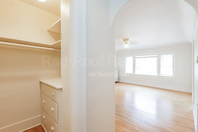 Building Photo - 1319 S 6th Ave