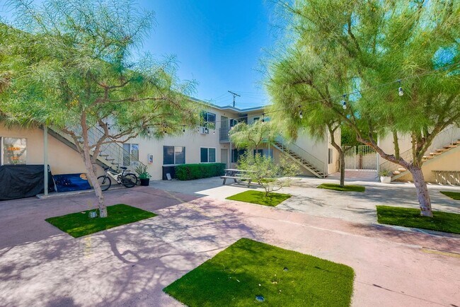 Building Photo - 2431 S Ridgeley Dr