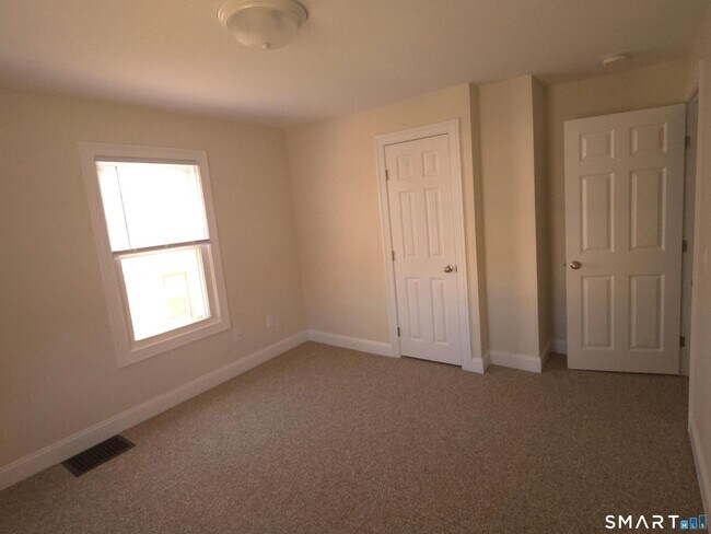 Building Photo - 27 Maple St