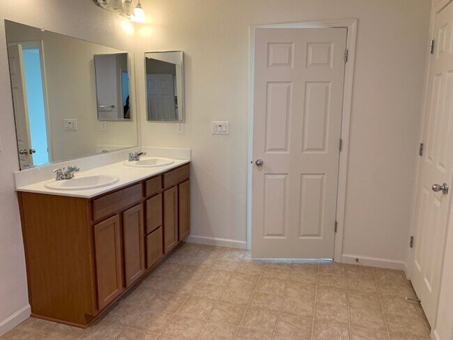 Building Photo - Two Story Home Across the Street from a Beautiful Park