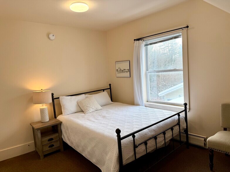 Building Photo - 396 Upper Main St