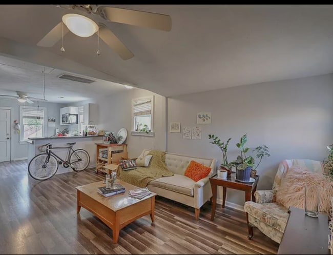 Building Photo - 3 Bedroom 1 Bath Apartment - Downtown Char...