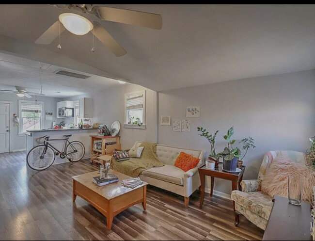 Building Photo - 3 Bedroom 1 Bath Apartment - Downtown Charleston