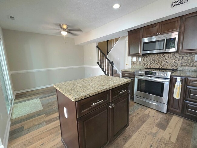 Building Photo - Move in Ready 3 Bedroom Townhouse in Yorktown!