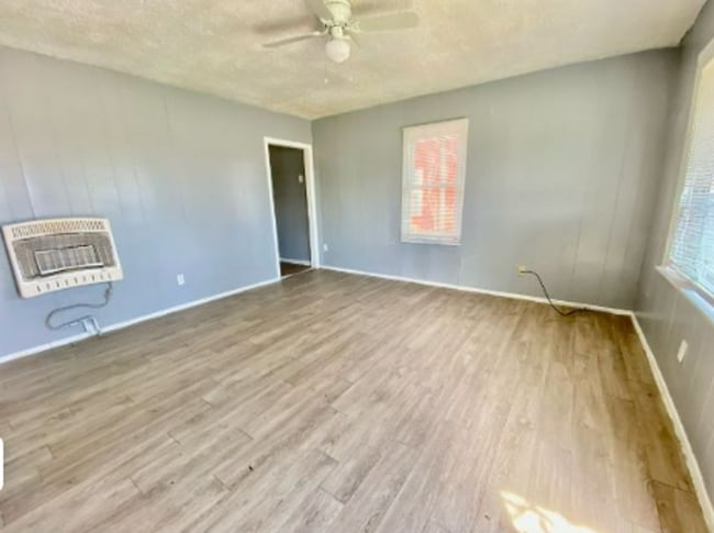 Building Photo - 106 N Vernon Ave