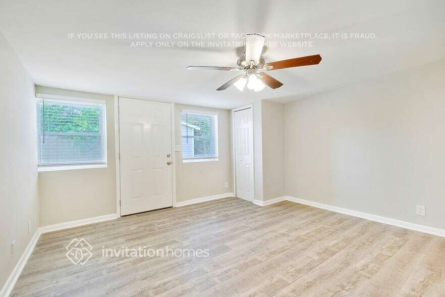Building Photo - 428 La Paz Pl