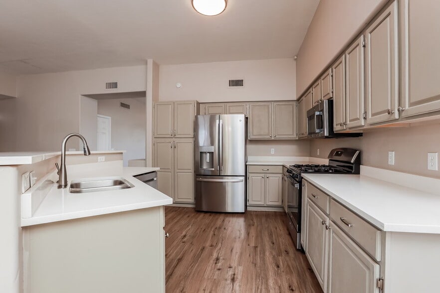 Building Photo - 1534 W Churchill Pl