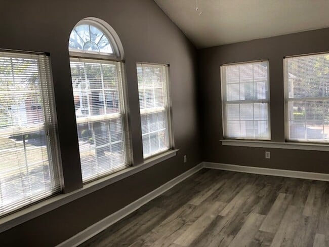 Building Photo - 4384 Daphne Ln