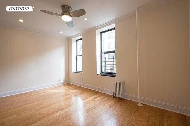 Building Photo - 373 S 4th St