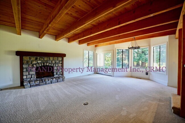 Building Photo - Spacious Glenwood Oasis with Acre of Land!
