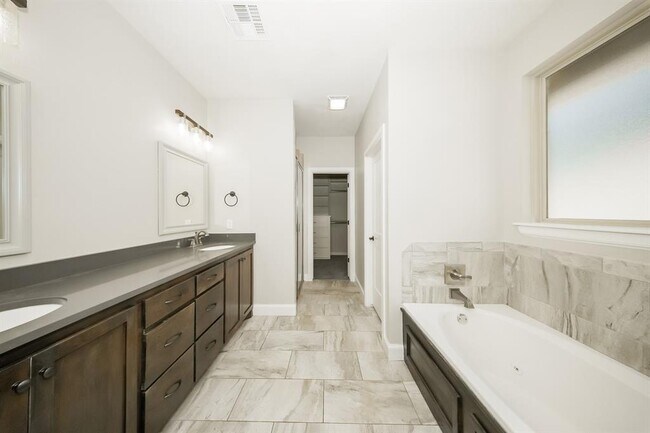 Building Photo - 2517 SE 38th St