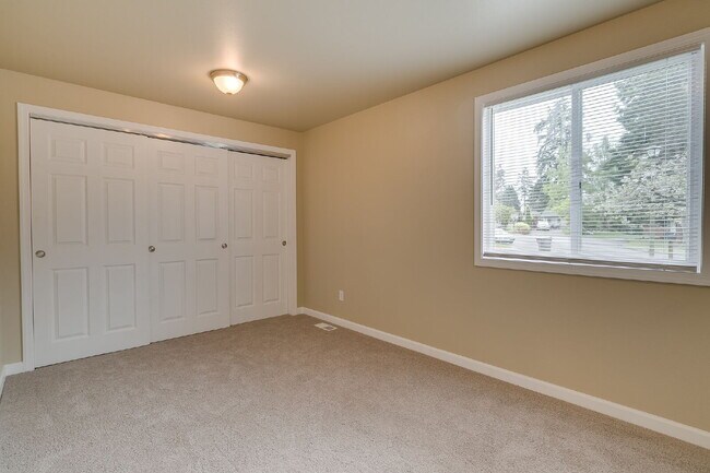 Building Photo - Kirkland Rambler with Central A/C!
