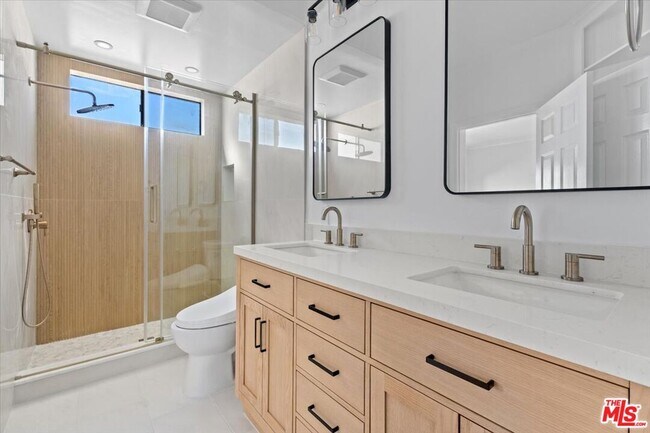 Building Photo - 11827 Goshen Ave