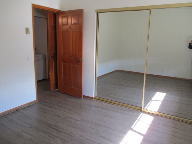 Building Photo - The Boardwalk in La Jolla 2 bdr 2 bath 3 floor!