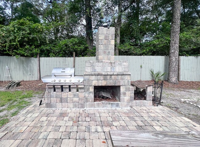 Building Photo - 3BR/2BA POOL HOME in SW Gainesville - avai...