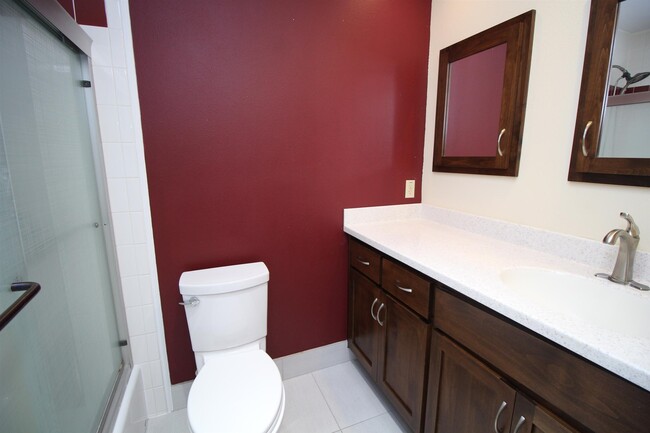 Building Photo - 732 Woodmere Dr