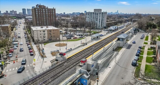 Building Photo - 6146 N Ravenswood Ave