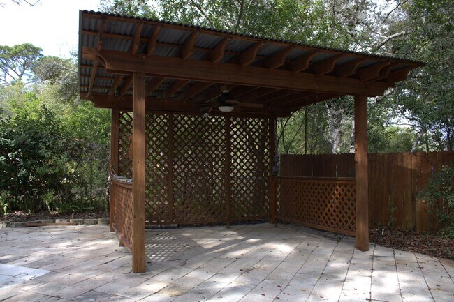 Building Photo - 3/2/3 Spring Hill Home