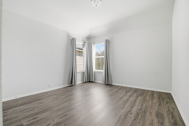 Building Photo - BEAUTIFUL 5 BEDROOM AND 3 BATH!!