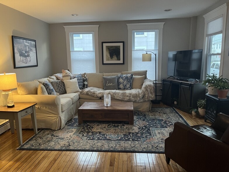 Sunny Living Room - 44 N Spring St