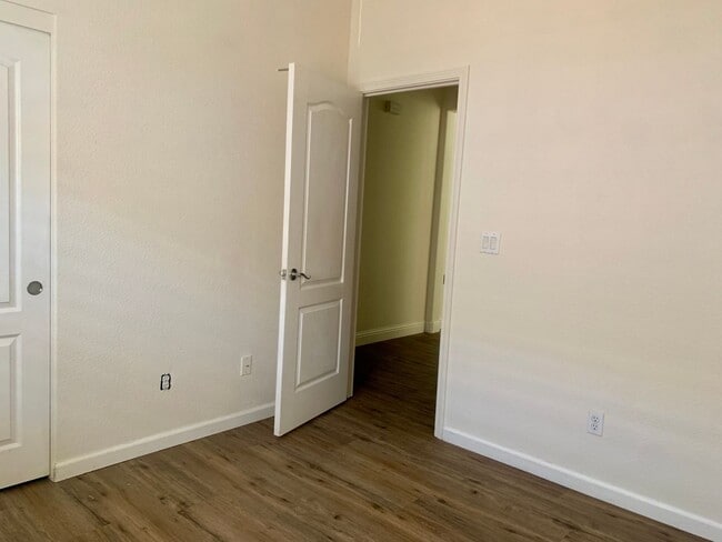 Building Photo - 4 bedroom 2 bath Empire Ranch home