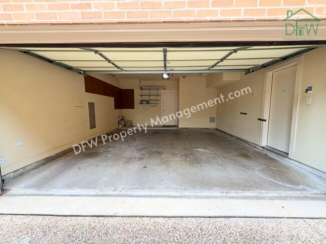Building Photo - Elegant and Spacious 2-Bedroom Townhome with Rooftop View in Dallas