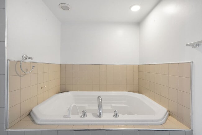 Building Photo - 7250 N Rogers Ave