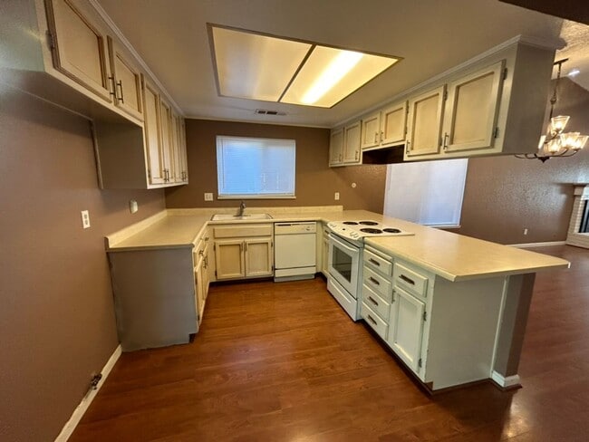 Building Photo - Clean and Functional In Modesto!
