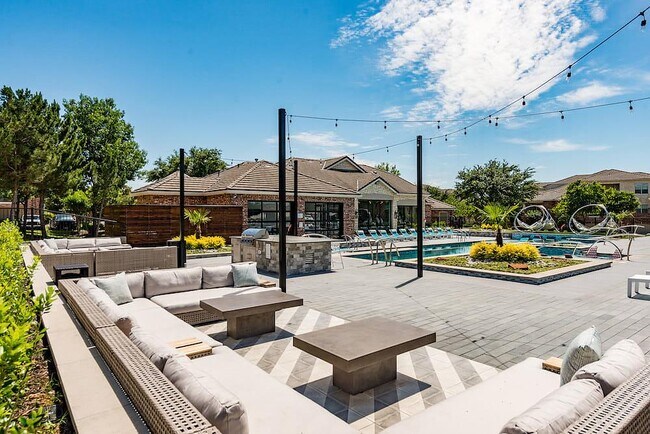 Building Photo - 6101 N Riverside Dr