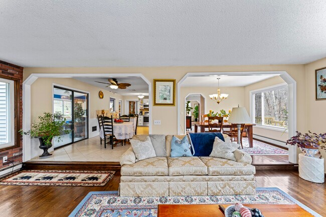 Building Photo - 8 Glenview Dr