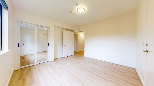 Building Photo - Bright and Beautiful 4 bedroom 2.5 Bath with large enclosed back yard and close proximity to Mari...