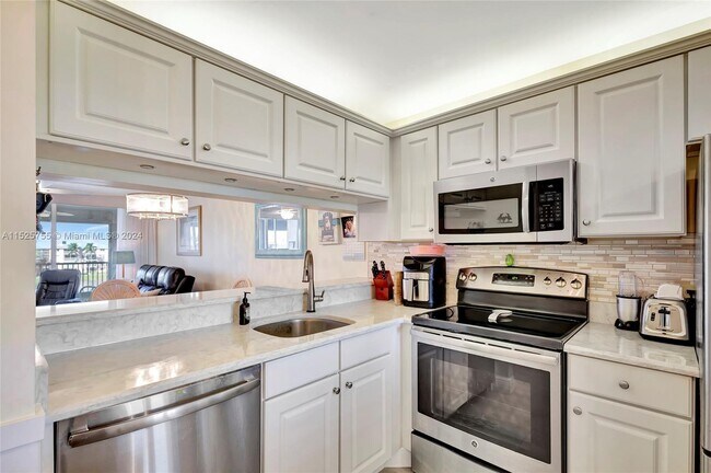 Building Photo - 353 S US Hwy 1