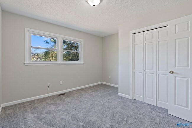 Building Photo - 1927 Edenton Dr SW