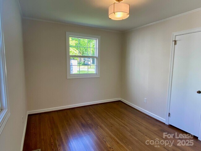 Building Photo - 5300 Buckingham Dr