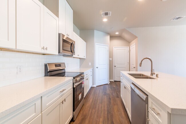 Building Photo - 115 Park Place Cir